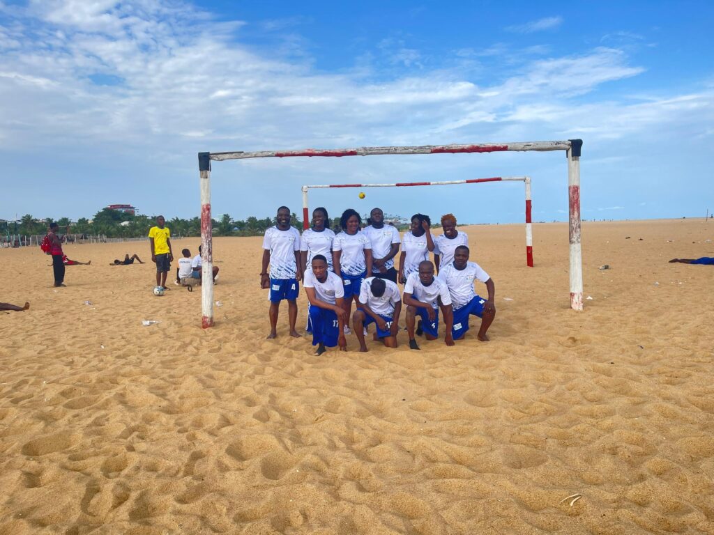 Activités de relaxation et sortie sportive à la plage pour le bien être du personnel